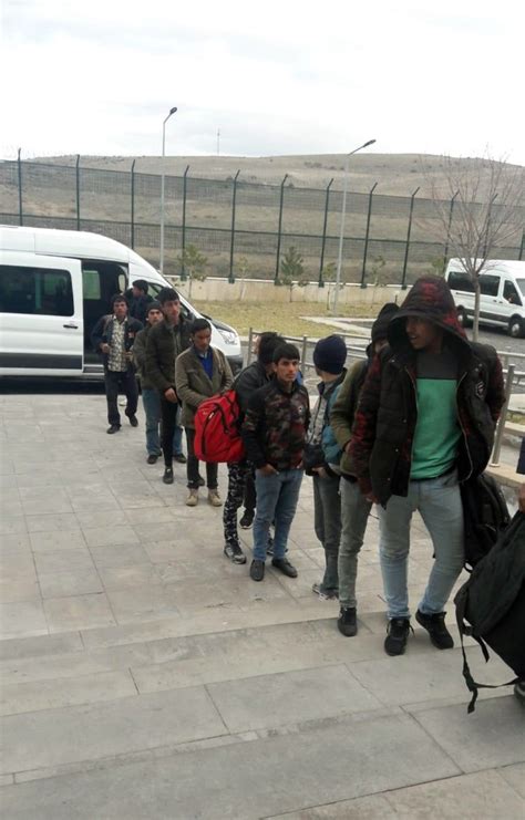K­a­y­s­e­r­i­­d­e­n­ ­İ­s­t­a­n­b­u­l­­a­ ­g­e­l­e­n­ ­1­3­ ­k­a­ç­a­k­ ­g­ö­ç­m­e­n­ ­y­a­k­a­l­a­n­d­ı­